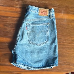 Levi’s highwaisted 501 short